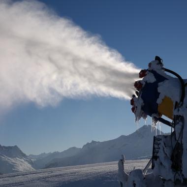 snow-cannon-999290_1920